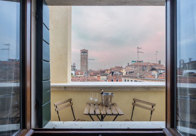  a Santa Croce - Bright Apartment On Venetian Roofs R&R