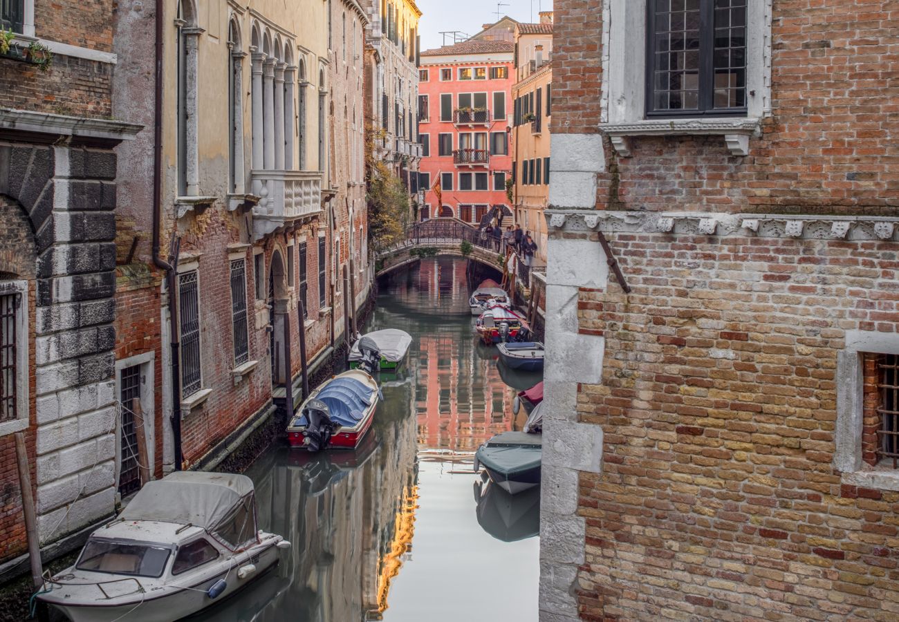 Appartamento a Venezia - Miracoli Apartment with View on the Canal R&R