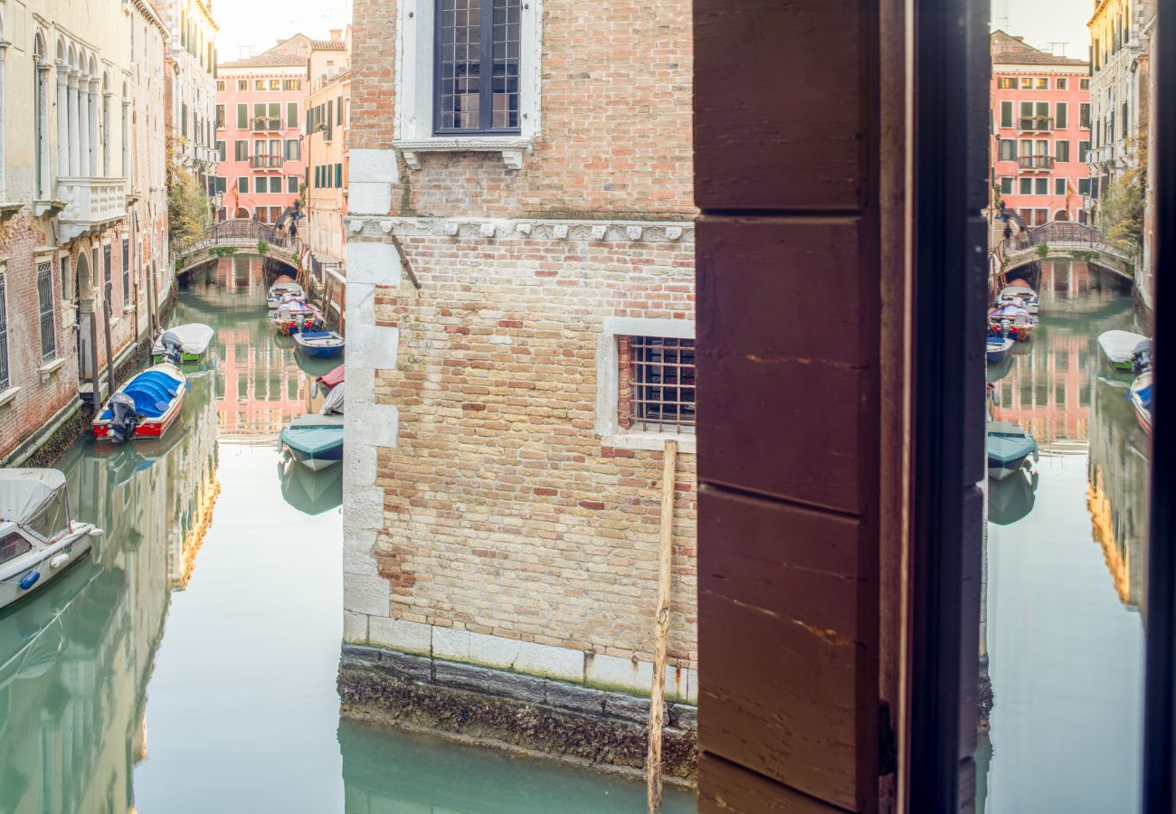 Appartamento a Venezia - Miracoli Apartment with View on the Canal R&R