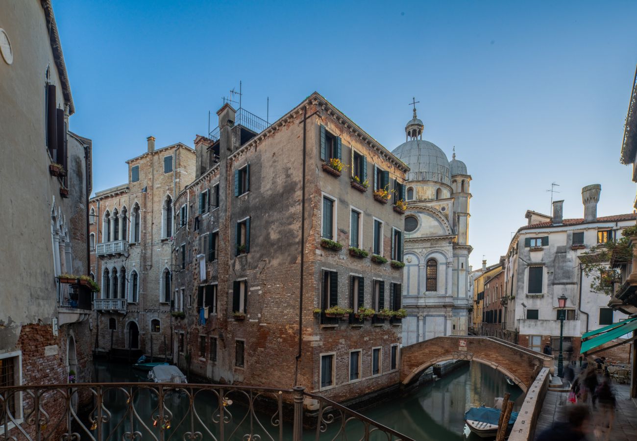 Appartamento a Venezia - Miracoli Apartment with View on the Canal R&R