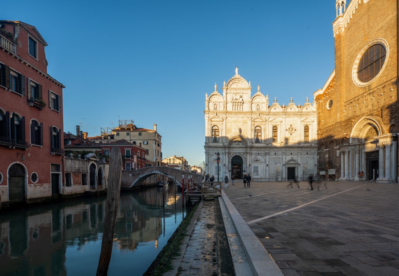 Appartamento a Venezia - Miracoli Apartment with View on the Canal R&R