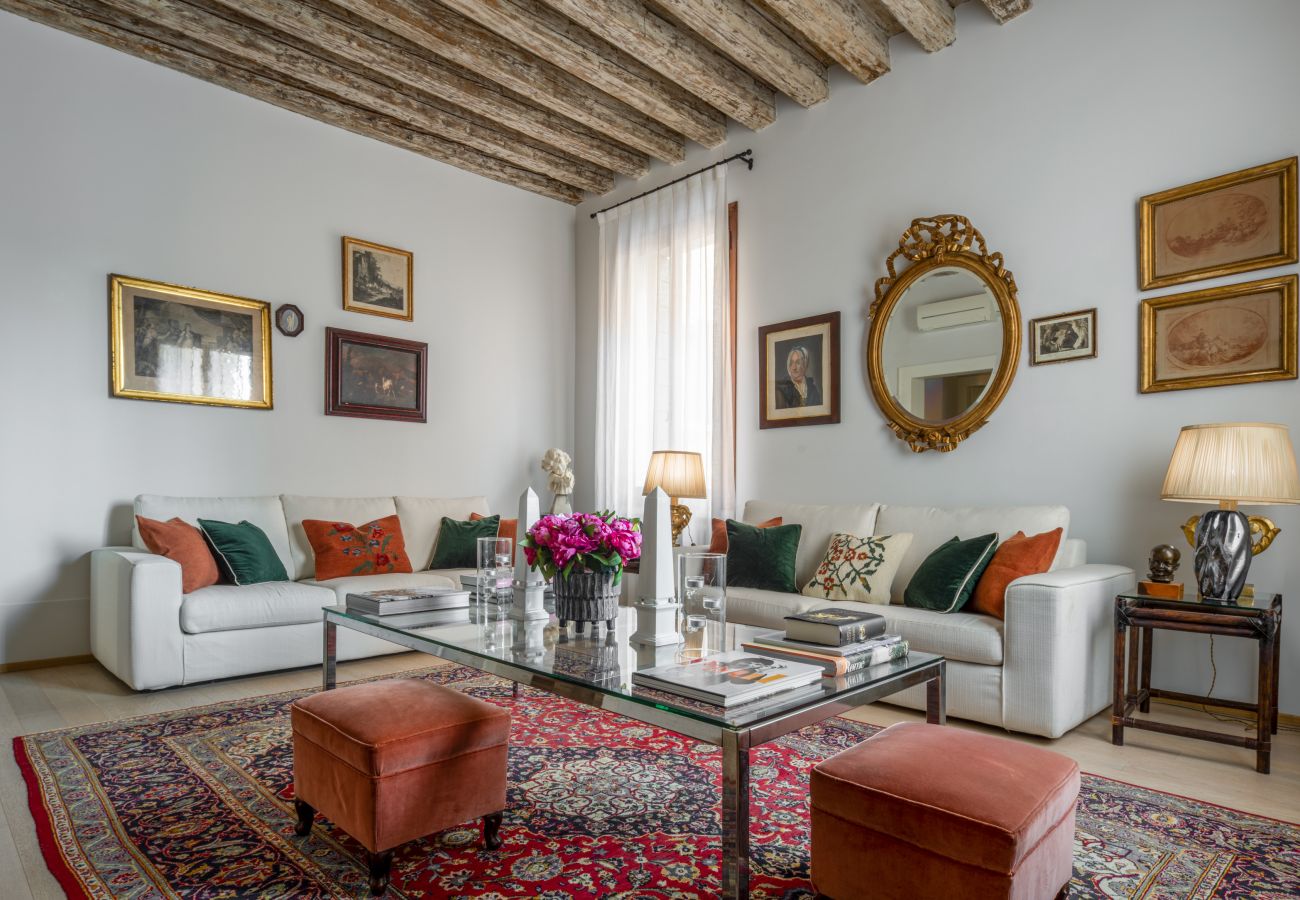 Appartamento a Venezia - Miracoli Apartment with View on the Canal R&R