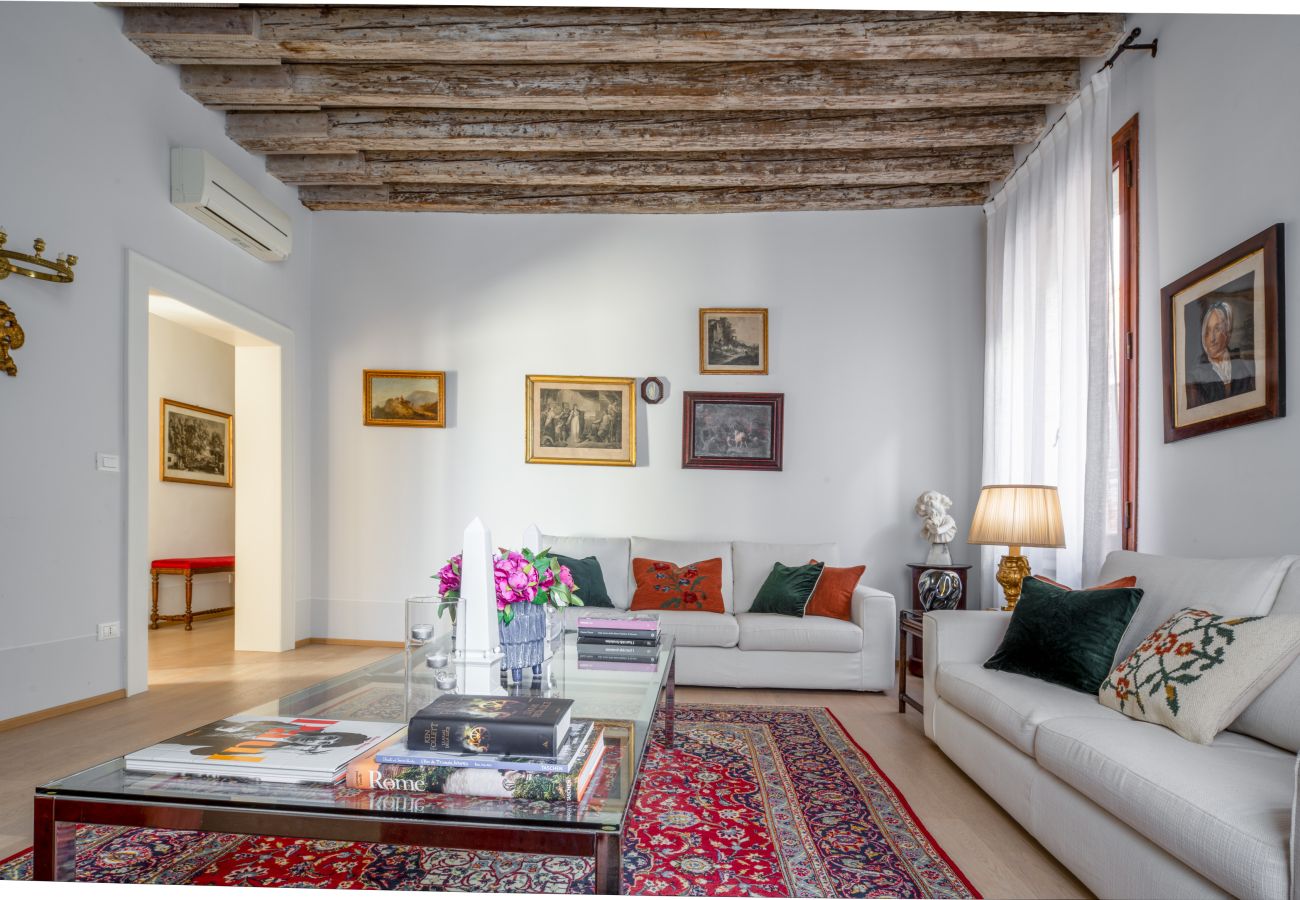 Appartamento a Venezia - Miracoli Apartment with View on the Canal R&R