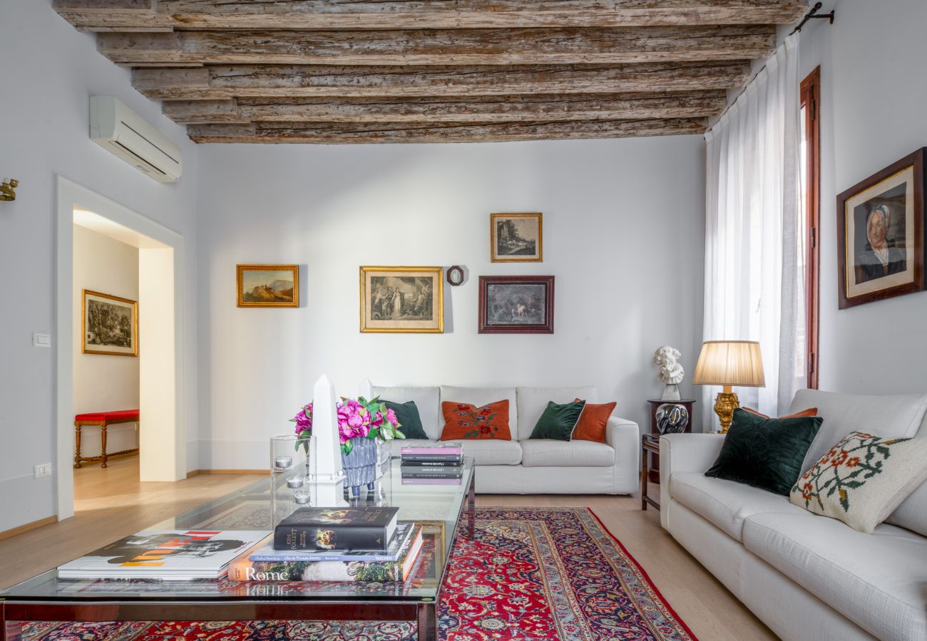 Appartamento a Venezia - Miracoli Apartment with View on the Canal R&R