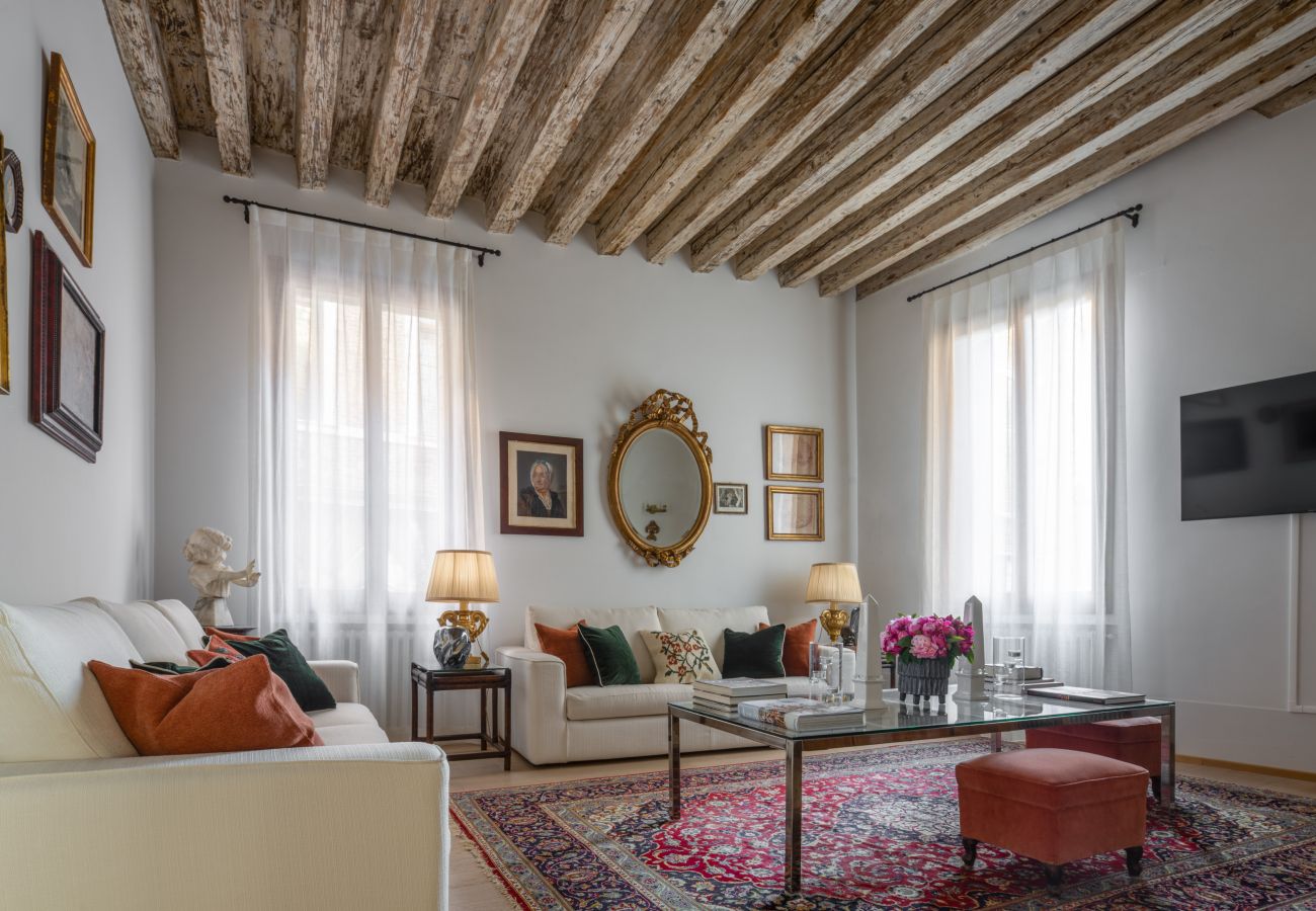 Appartamento a Venezia - Miracoli Apartment with View on the Canal R&R