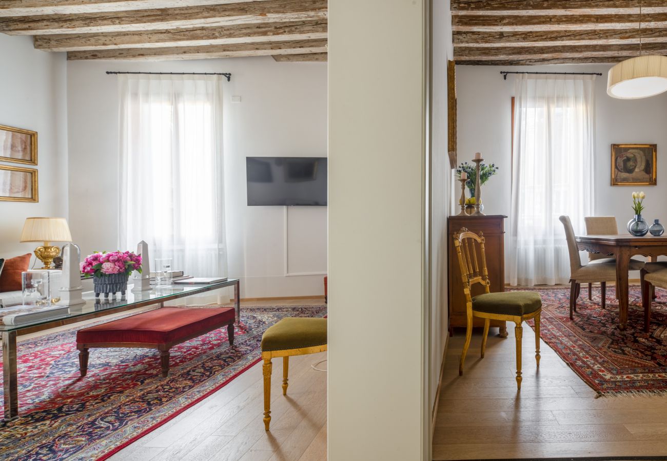 Appartamento a Venezia - Miracoli Apartment with View on the Canal R&R