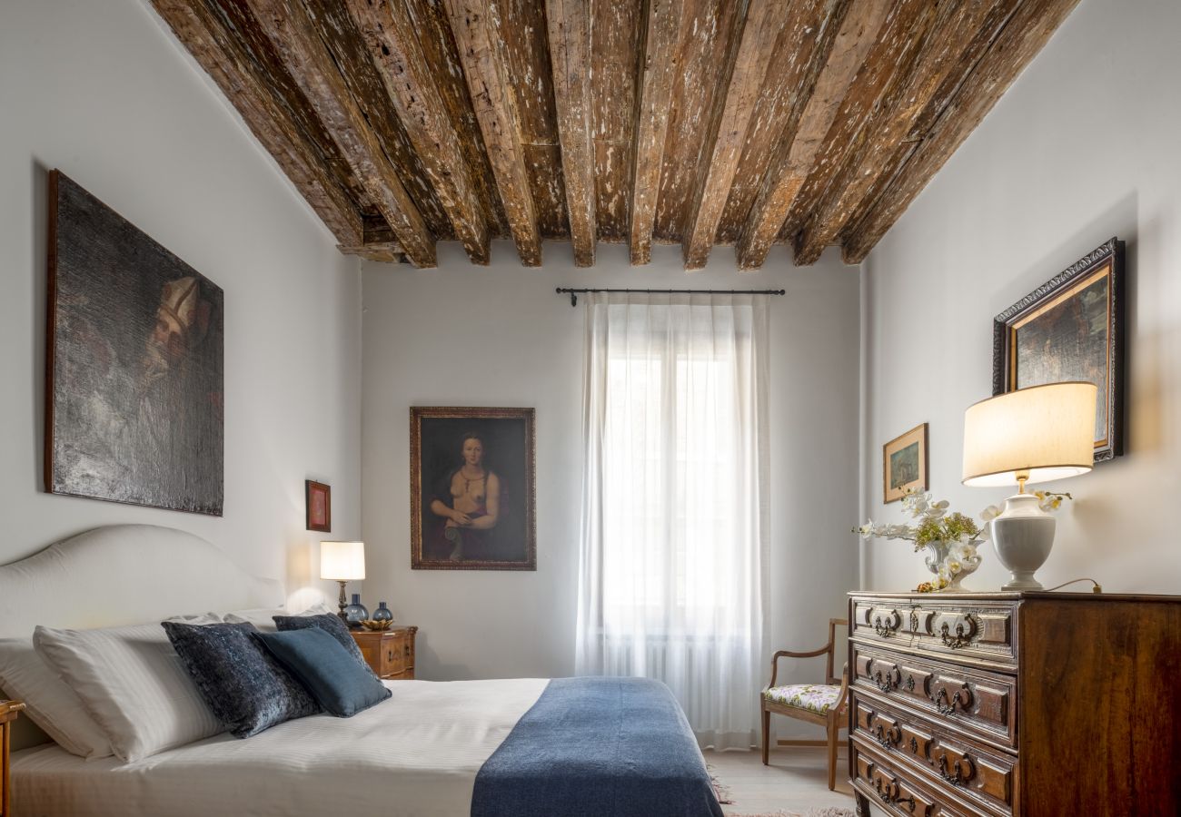 Appartamento a Venezia - Miracoli Apartment with View on the Canal R&R