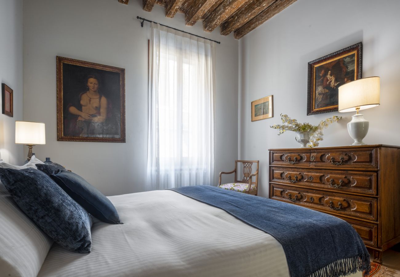 Appartamento a Venezia - Miracoli Apartment with View on the Canal R&R