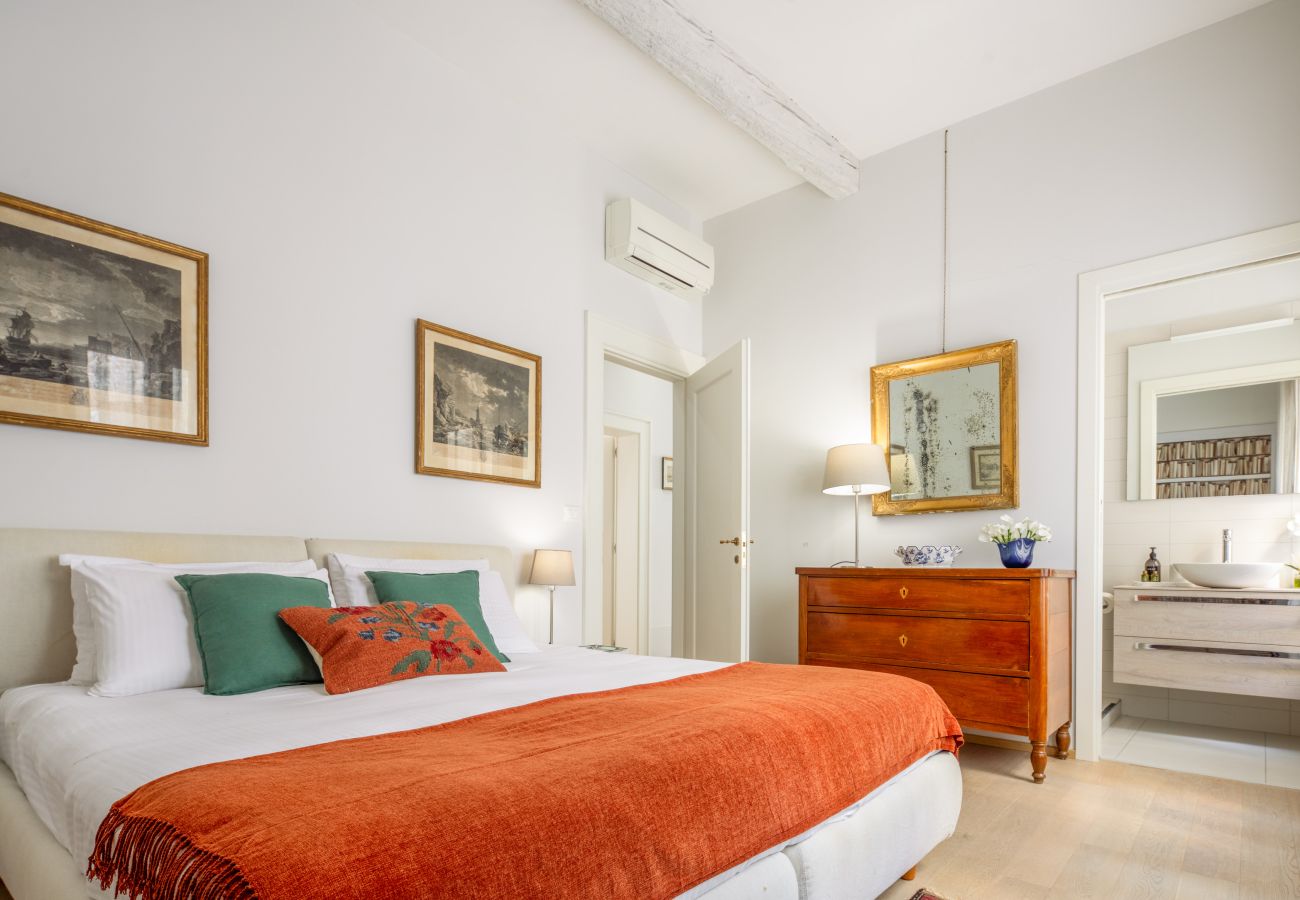 Appartamento a Venezia - Miracoli Apartment with View on the Canal R&R