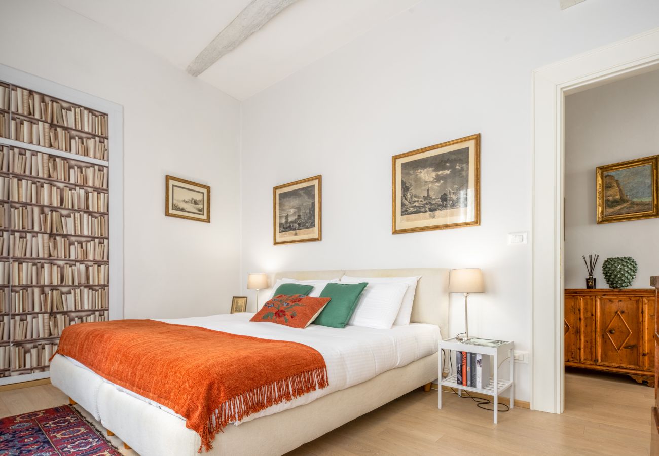 Appartamento a Venezia - Miracoli Apartment with View on the Canal R&R