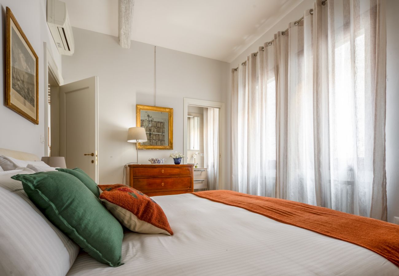 Appartamento a Venezia - Miracoli Apartment with View on the Canal R&R