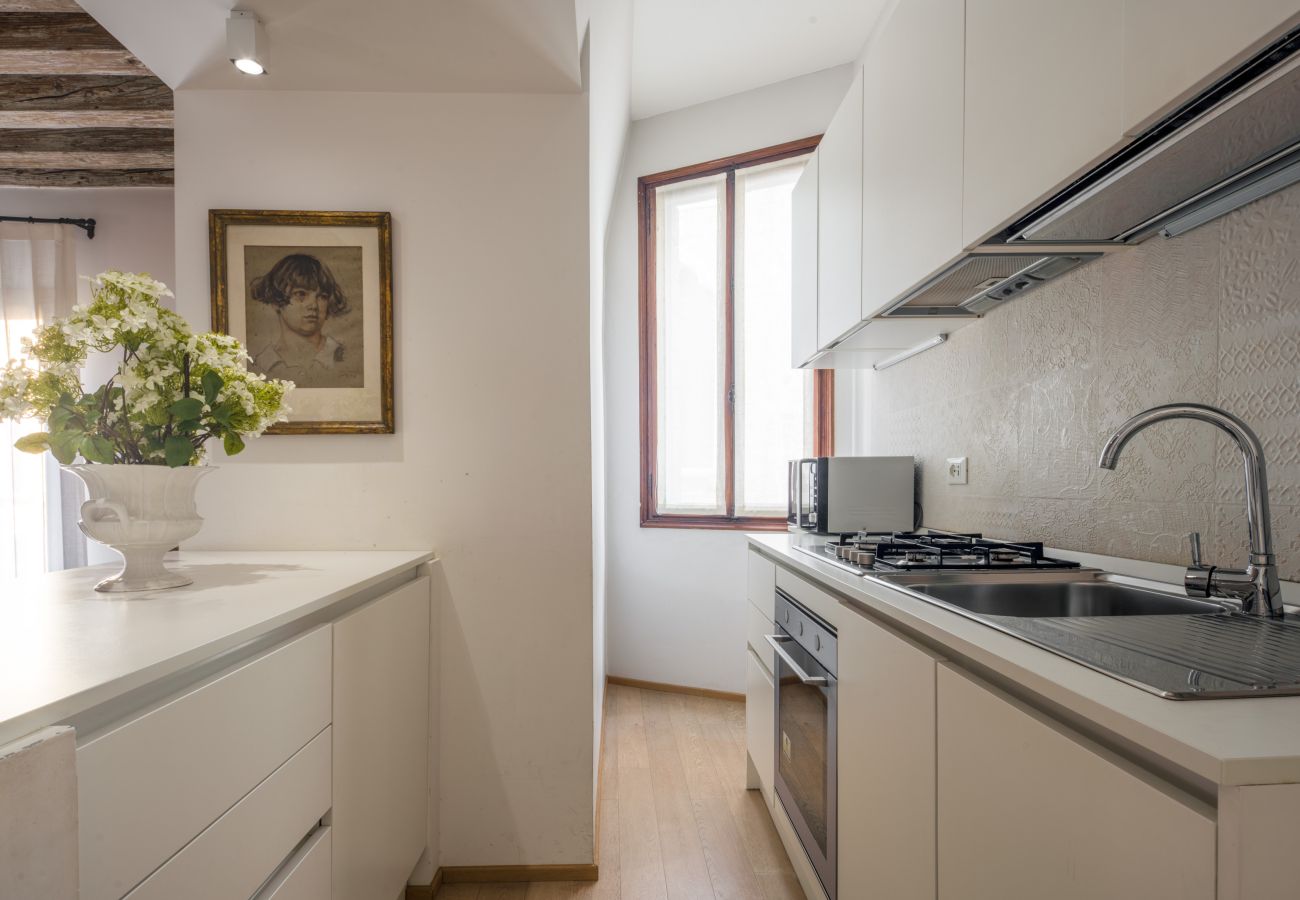 Appartamento a Venezia - Miracoli Apartment with View on the Canal R&R