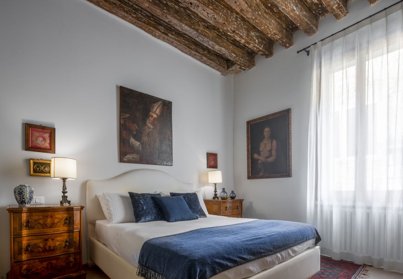 Appartamento a Venezia - Miracoli Apartment with View on the Canal R&R