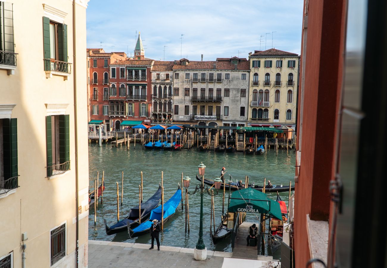 Apartment in Venice - Rialto Deluxe Grand Canal View R&R