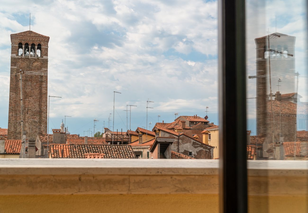 Apartment in Santa Croce - Bright Apartment On Venetian Roofs R&R