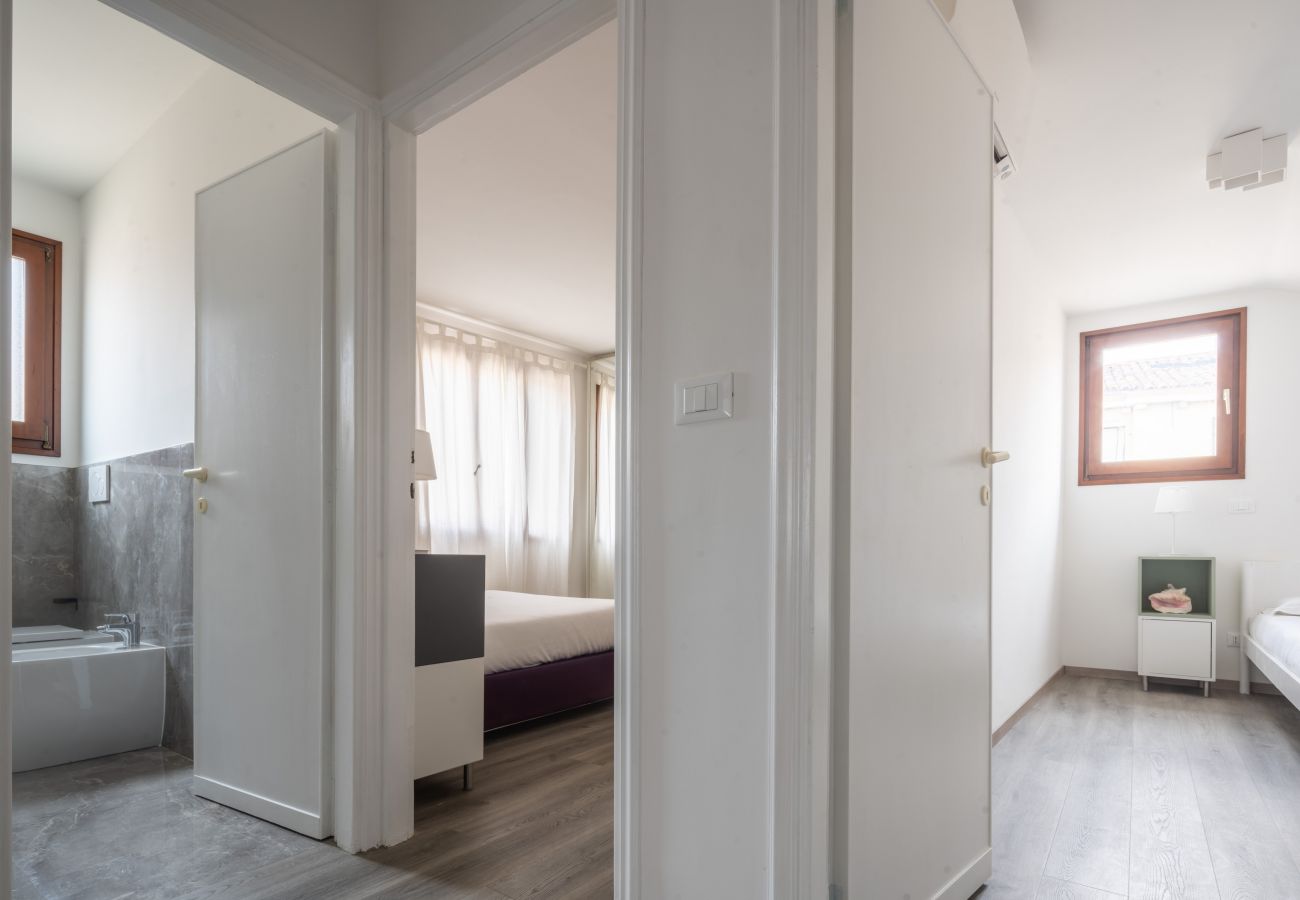 Apartment in Santa Croce - Bright Apartment On Venetian Roofs R&R