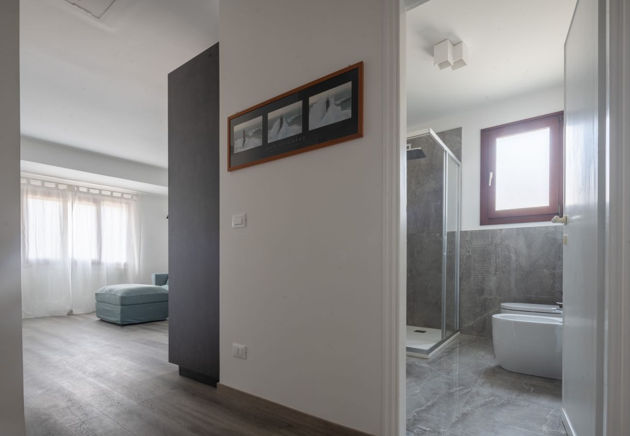 Apartment in Santa Croce - Bright Apartment On Venetian Roofs R&R