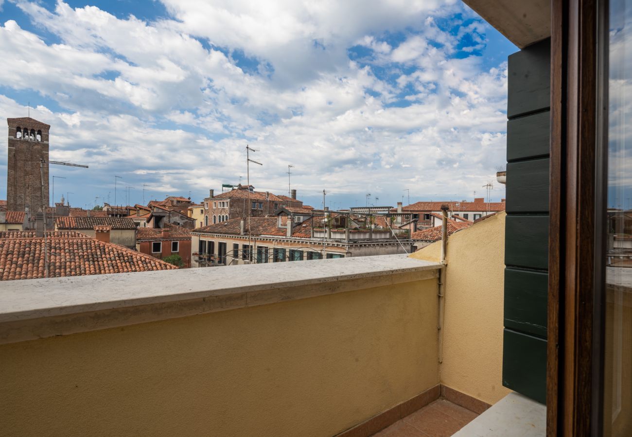 Apartment in Santa Croce - Bright Apartment On Venetian Roofs R&R