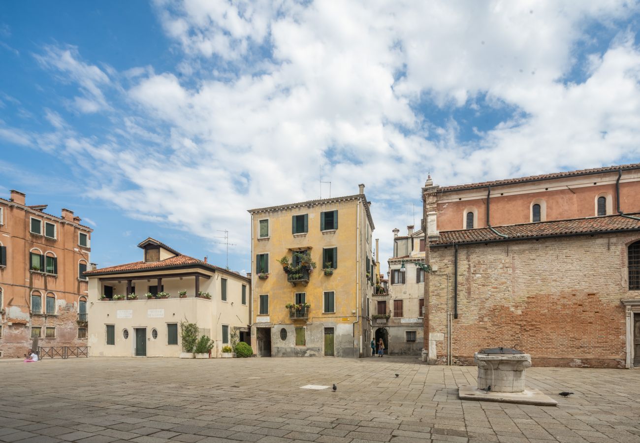 Apartment in Santa Croce - Bright Apartment On Venetian Roofs R&R