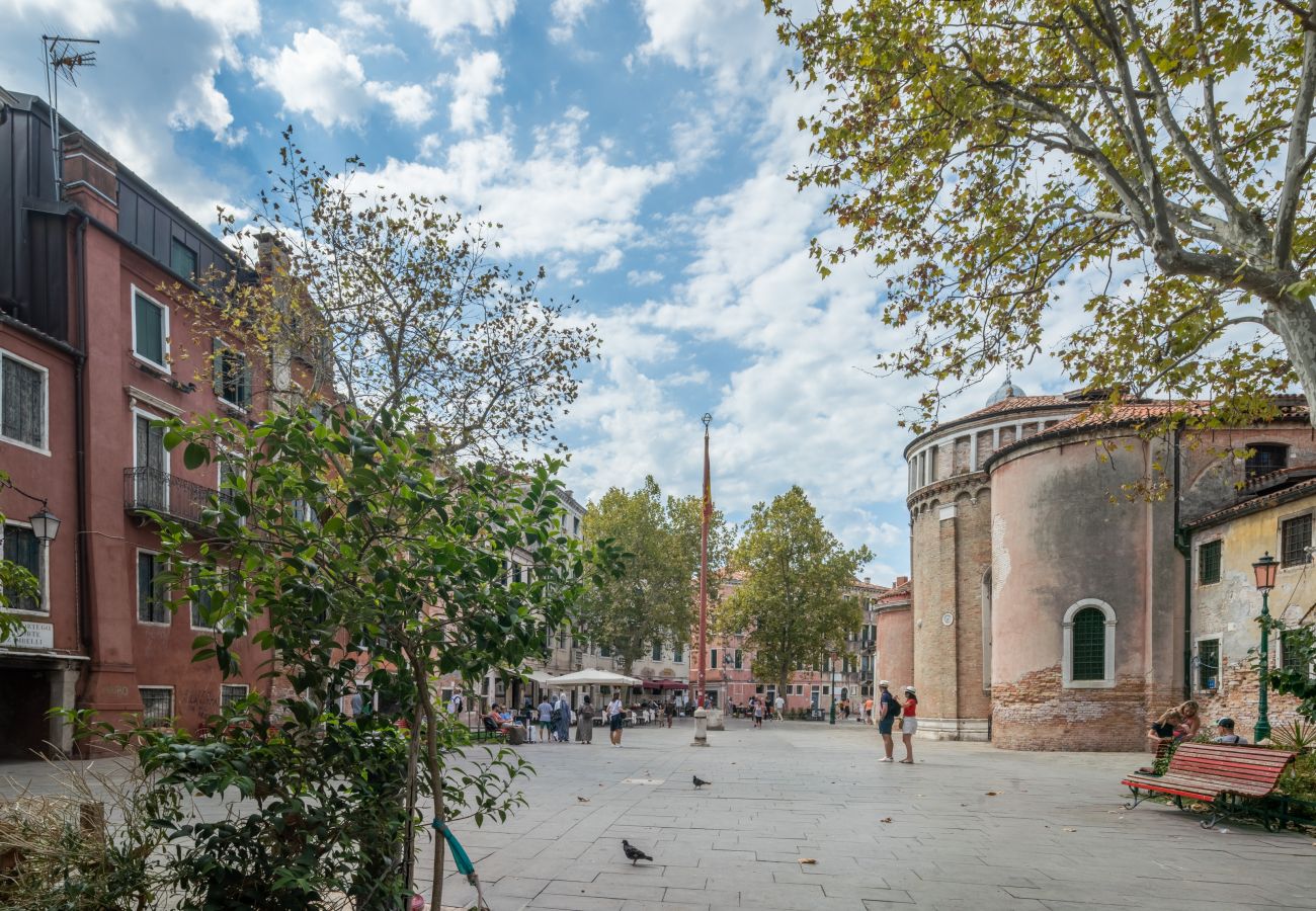 Apartment in Santa Croce - Bright Apartment On Venetian Roofs R&R