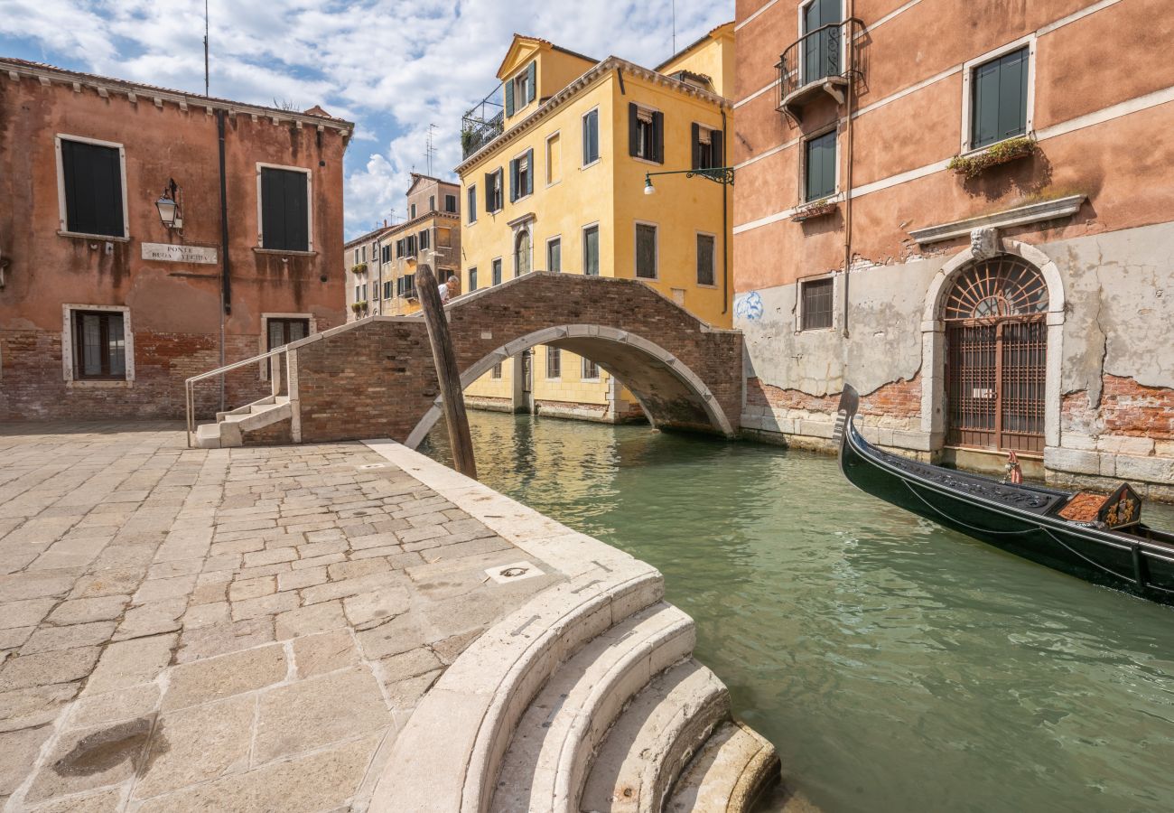 Apartment in Santa Croce - Bright Apartment On Venetian Roofs R&R