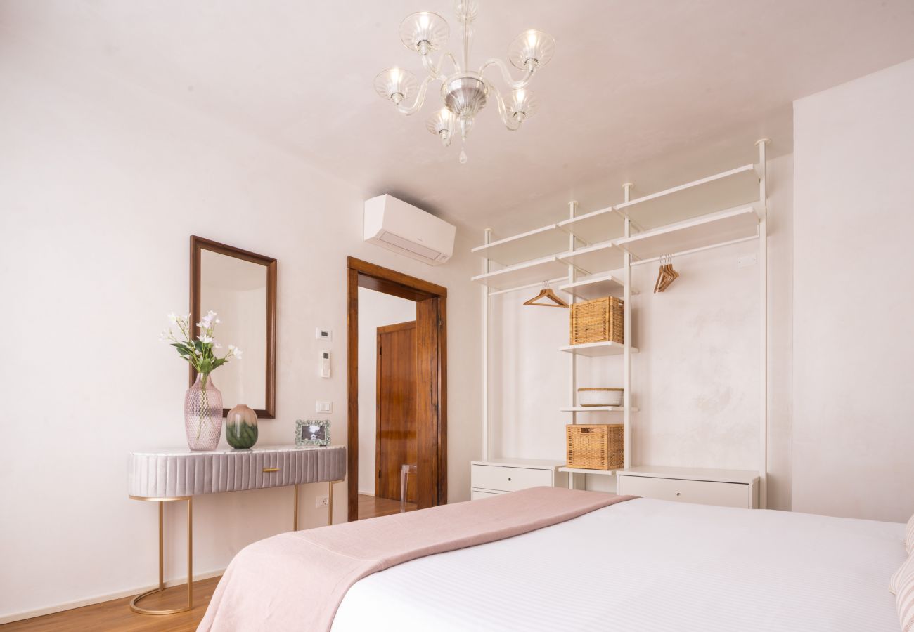 Apartment in Venice - Venetian Palace Gold Apartment with Balcony R&R