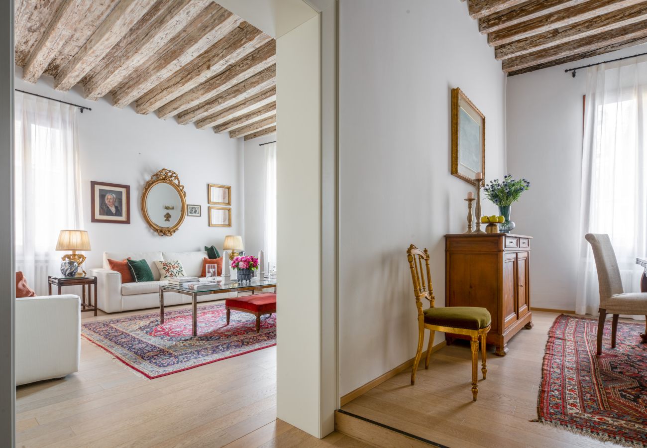 Apartment in Venice - Miracoli Apartment with View on the Canal R&R